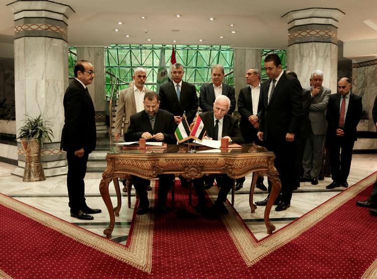Azzam al-Ahmad fra Fatah (til højre) og Hamas' Saleh al-Arouri (til venstre) underskrev dagens store aftale i Kairo. 