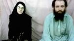 Caitlin Coleman og Joshua Boyle som de så ud i 2013, da de blev filmet af deres gildseltagere.  