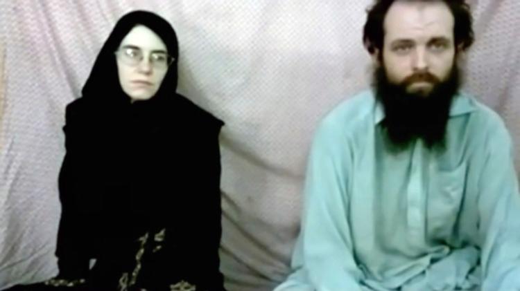Caitlin Coleman og Joshua Boyle som de så ud i 2013, da de blev filmet af deres gildseltagere.  