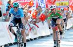 Edward Theuns (t.h.) ser nærmest opgivende ud, da ireren Sam Bennett for tredje gang i træk kan juble som etapevinder i Tyrkiet Rundt. Foto:Tour of Turkey/Brian Hodes. 