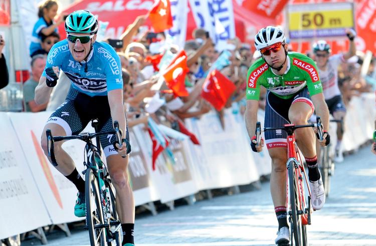 Edward Theuns (t.h.) ser nærmest opgivende ud, da ireren Sam Bennett for tredje gang i træk kan juble som etapevinder i Tyrkiet Rundt. Foto:Tour of Turkey/Brian Hodes. 