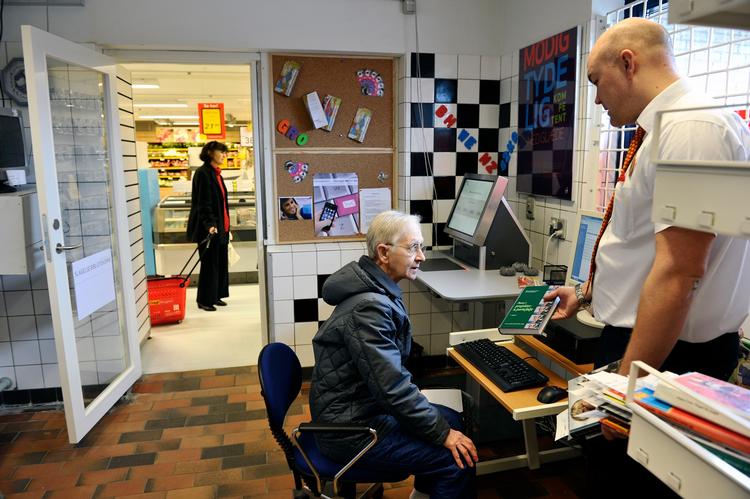 Coop skal både tilgodese madbevidste kunder i storbyen og mennesker i små samfund, hvor Dagli'Brugsen måske er byens eneste butik - og som her måske også fungerer som bibliotek. Arkivfoto: Mik Eskestad

   