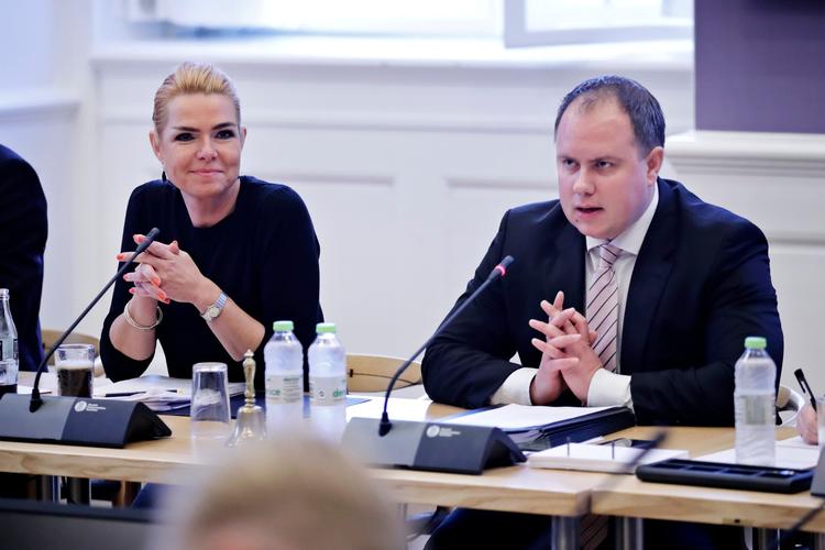 
    Udlændinge- og integrationsminister Inger Støjberg i samråd om ulovlig instruks om adskillelsen af asyl-ægtepar. Her sammen med Dansk Folkepartis Martin Henriksen.
   