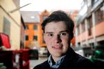 
    Daniel Bekesi har svært ved at forstå, at han skal straffes fordi hans forældre er blevet skilt. Men regeringen  vil ikke ændre reglerne. 