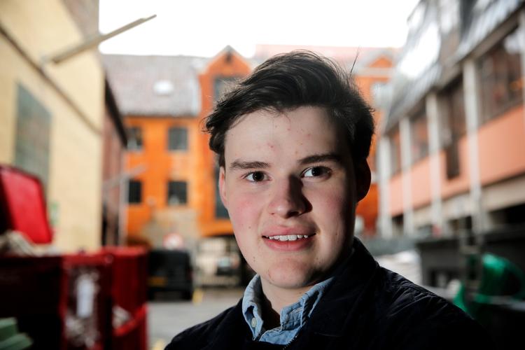 
    Daniel Bekesi har svært ved at forstå, at han skal straffes fordi hans forældre er blevet skilt. Men regeringen  vil ikke ændre reglerne. 