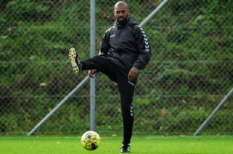 
David Nielsen førte Lyngby til bronze i sidste sæson. Da han skrev under medf AGF, afleverede Lyngby-holdet på 12. pladsen til afløseren Thomas Nørgaard.
   