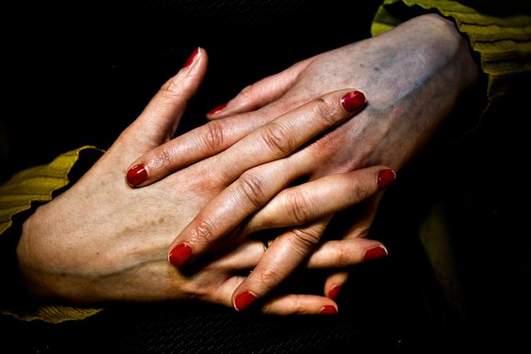 Forskellige kvinde fortæller om de seksuelle krænkelser, de har oplevet. 