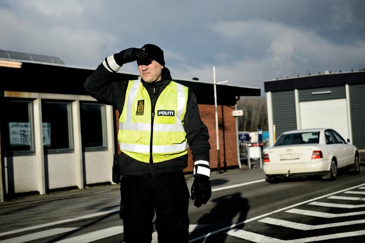 888.000 timer har politiet brugt ved den dansk-tyske grænse siden indførelsen af grænsekontrollen. Hjemmeværnet har brugt godt 213.000 timer. Tilsammen over 1 million. 