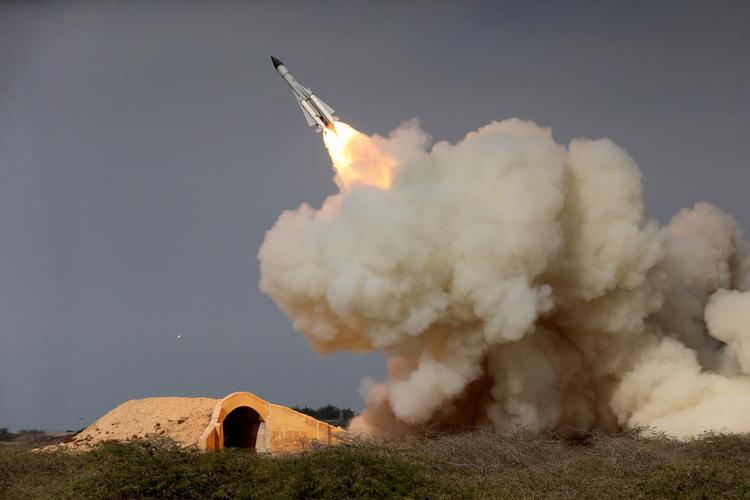 USA og en række andre lande har længe frygtet, at Iran vil udvikle atomvåben og har derfor indgået en atomaftale med landet. Iran tester her et langtrækkende S-200-missil i 2016. 