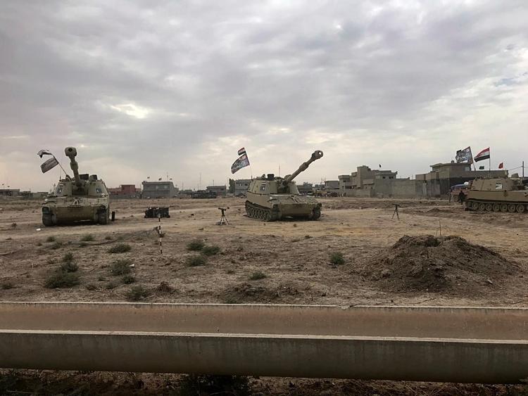 En irakisk kampvogn ved landsbyen Bashir syd for Kirkuk. 