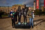 Skulpturen med mor Yenny Thorsen, far Michael Lysholm og børnene Olivia og Jeppe blev i går afsløret foran Statens Museum for Kunst. Jeppe var dog stadig inde i mors mave, da der blev taget mål 
