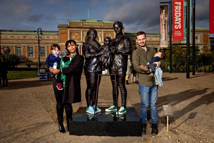 Skulpturen med mor Yenny Thorsen, far Michael Lysholm og børnene Olivia og Jeppe blev i går afsløret foran Statens Museum for Kunst. Jeppe var dog stadig inde i mors mave, da der blev taget mål 