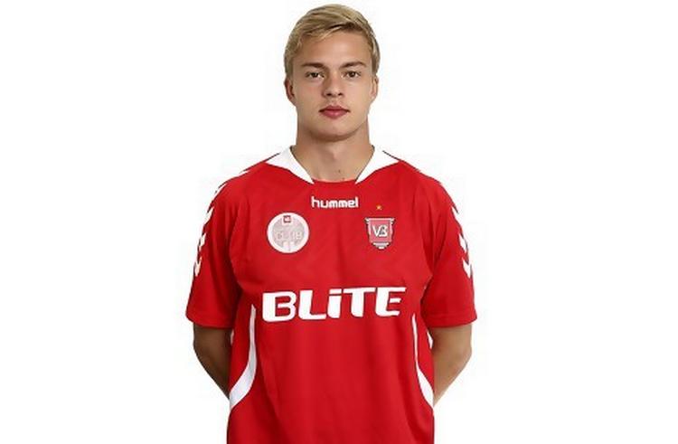 I Vejle nåede Casper Bruun 1 pokalkamp på førsteholdet, inden han gik på jagt efter lykken ude i europæisk fodbold. 