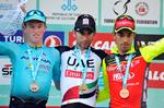 Jesper Hansen (t.v.) på podiet efter 4. etape i Tyrkiet Rundt sammen med den italienske vinder Diego Ulissi og colombianeren Daniel Martinez. Foto: Brian Hodes/VeloImages. 