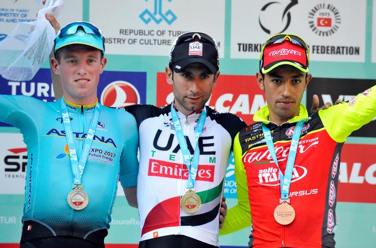 Jesper Hansen (t.v.) på podiet efter 4. etape i Tyrkiet Rundt sammen med den italienske vinder Diego Ulissi og colombianeren Daniel Martinez. Foto: Brian Hodes/VeloImages. 