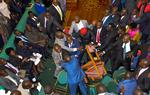 Debatten i Ugandas parlament udartede, da oppositionen protesterede mod en forfatningsændring. Præsident Museveni, der har siddet på magten i 31 år, vil have fjernet en aldersgrænse, som forhindrer, at han kan stille op igen.  