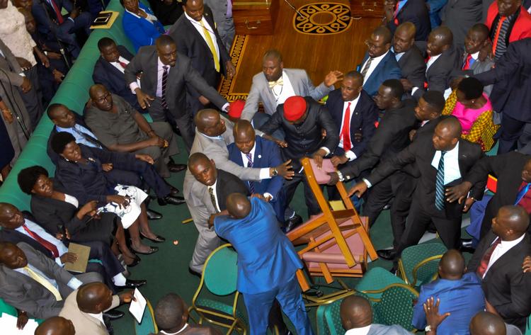 Debatten i Ugandas parlament udartede, da oppositionen protesterede mod en forfatningsændring. Præsident Museveni, der har siddet på magten i 31 år, vil have fjernet en aldersgrænse, som forhindrer, at han kan stille op igen.  