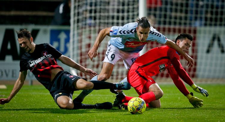 Der blev gået til vaflerne i Haderslev, da FC Midtjylland fik forhindret Marko Mitrovic i at score. 
