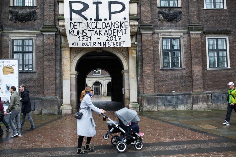 På Kongens Nytorv i København, hvor Kunstakamemiet holder til, kunne forbipasserede i dag se dette banner. »R.I.P. Det Kgl.  Danske Kunstakademi 1754-2107. Att: Kulturministeriet«, stod der.   