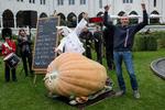 
    Jørgen Øllegaard Jensen, vinderen af DM i græskar 2017, med sit gigantistiske græskar på hele 485,4kilo.  