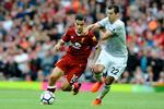   Liverpools Philippe Coutinho og  Manchester Uniteds Henrikh Mkhitaryan i en af mange nærkmape.  