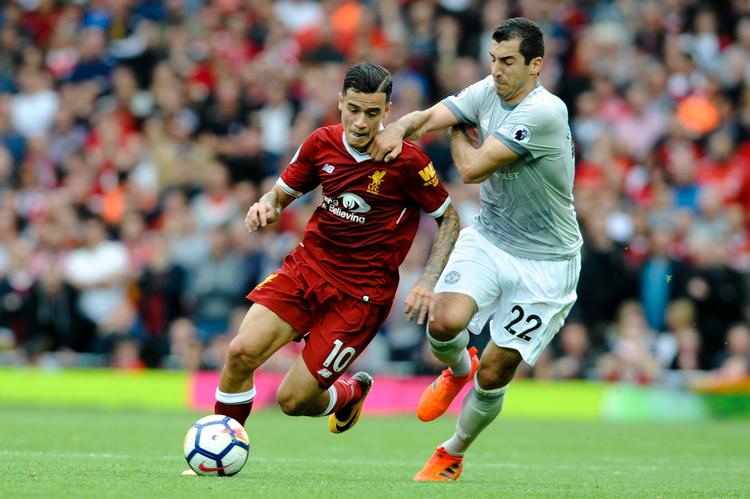   Liverpools Philippe Coutinho og  Manchester Uniteds Henrikh Mkhitaryan i en af mange nærkmape.  