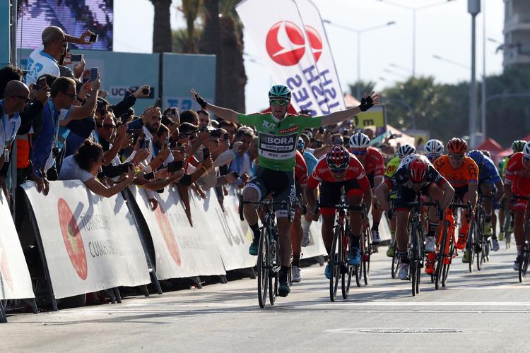 Ved de foregående tre sejre i Tyrkiet Rundt nøjedes Sam Bennett med at række den ene arm i vejret, men i dag var der jubel for fuld udblæsning. Foto. Brian Hodes/VeloImages. 