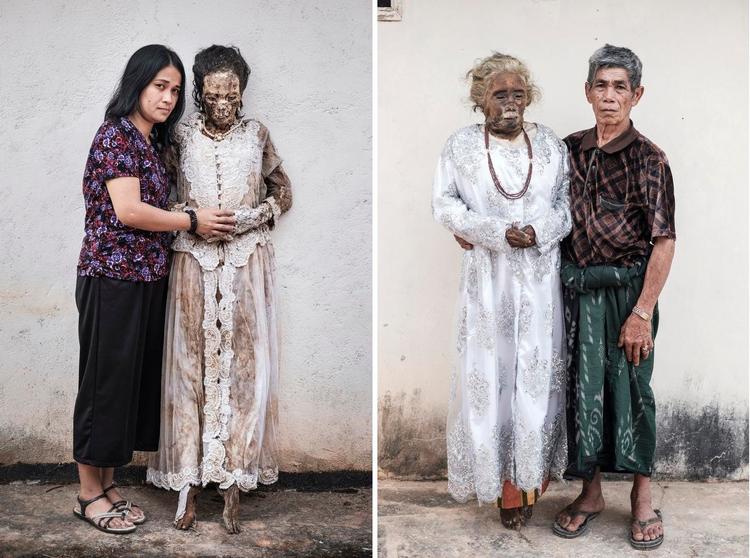 Indonesien. Et Donggá døde i 2006 som 78-årig. Datteren Tulak (tv.)  på 55 er rejst fra Malaysia for at deltage i ritualet. Hun er meget ked af det, men samtidig glad for at se familien. Traditionen bringer familien sammen, fortæller hun. Her deltager Tulak i ma’neneritualet, der afholdes, når risen er høstet, nogle steder hvert, andre steder hver tredje år. Familiernes samles, åbner kisterne, tager de døde renvaskede og i nyt tøj ud i solen og fotograferer dem. Ma’neneritualet basserer sig på en gammel overlevering om en mand, der var ude at vandre i bjergene. Her stødte han på en død person, som han svøbte i sit eget tøj og begravede. Siden blev han en meget lykkelig mand. På billedet til højre ses Martha, der døde i slutningen af 2015 i en alder af 72 år. Hun er fotograferet sammen med sin mand gennem 50 år, Yohannis, der nu er blevet 78 år. Sammen fik de 13 børn.  