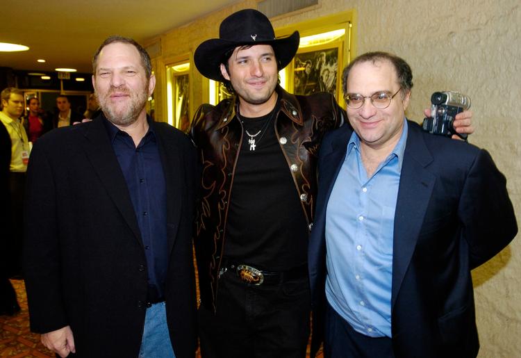 
  Bob Weinstein (til højre) tager nu afstand fra sin storebror Harvey Weinsteins (til venstre) påståede sexovergreb. Brødrene ses her sammen med instruktøren Robert Rodriguez i 2005.
   