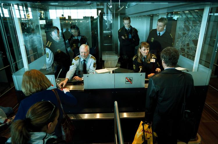 
    Ved middagstid søndag var det kun den manuelle paskontrol, som var i funktion i Københavns Lufthavn til frustration for passagerer på vej ud af Schengen. 
