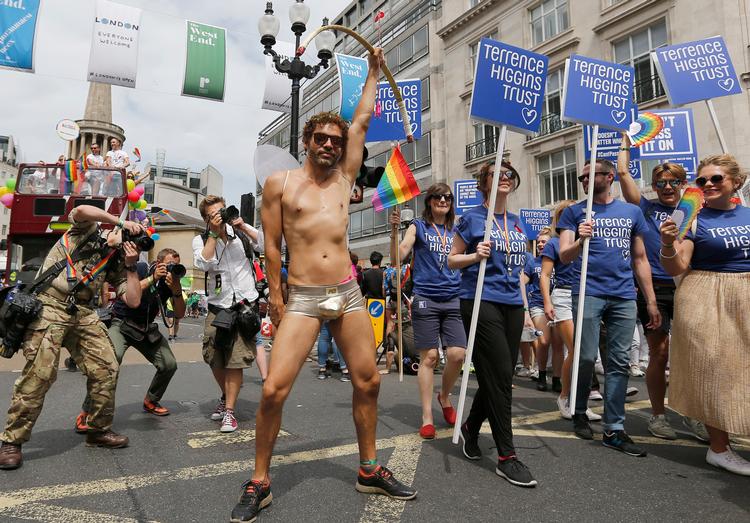 
    Tolerance over for lesbiske og bøsser spiller en stor rolle, når folk vælger en weekenddestination. Her er det Pride London Parade i juli i år. 