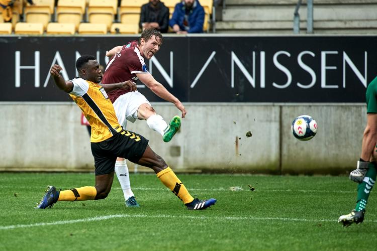 Med dette venstrebenshug blev Pål Alexander Kirkevold den første, der scorede i ni Superligakampe i træk. 