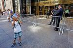 
   Efter valget af Donald Trump blev Trump Tower i New York City en turistattraktioner både blandt præsidentens venner og fjender.  