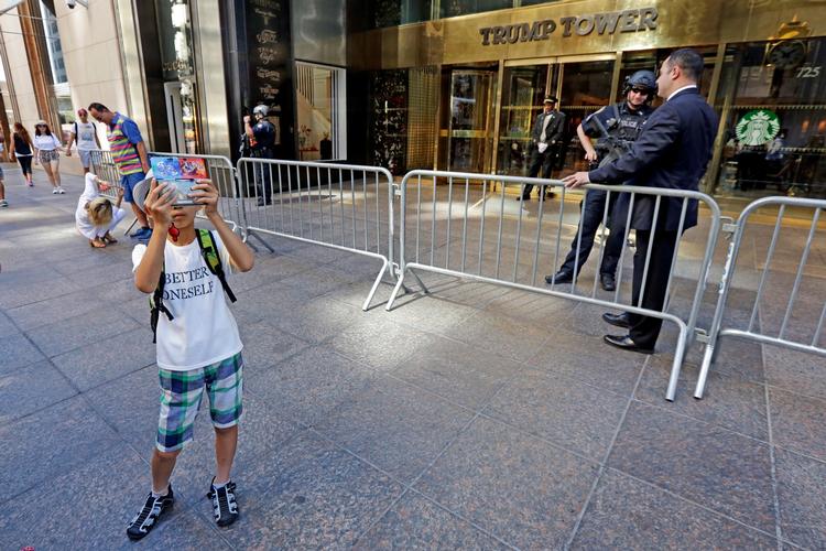 
   Efter valget af Donald Trump blev Trump Tower i New York City en turistattraktioner både blandt præsidentens venner og fjender.  