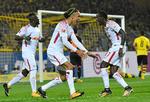 Efter sin scoring sagde Yussuf Poulsen pænt tak for oplægget til Burma (th.). 