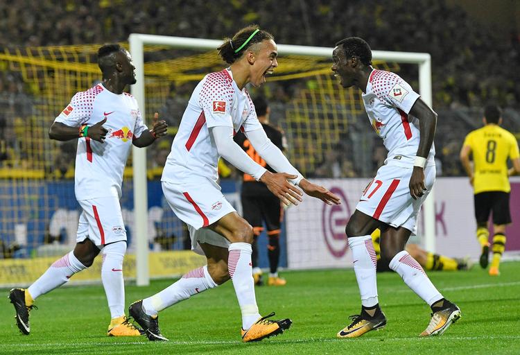 Efter sin scoring sagde Yussuf Poulsen pænt tak for oplægget til Burma (th.). 