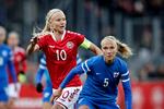 Pernille Harder (tv.) har ifølge DBU's elitechef fravalgt VM-kampen på fredag ved ikke at møde ind i træningslejren i dag.
 