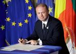 Premierminister Muscat, som Galizia tidligere på året beskyldte for at have handlet i strid med reglerne, fordømmer drabet på hende. 