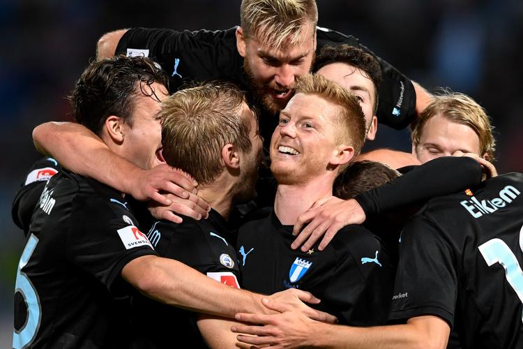 Anders Christiansen i midten lagde op til to og scorede selv det tredje mål, da Malmö FF for 20. gang blev svensk mester. Foto: Petter Arvidsson/Ritzau Foto 