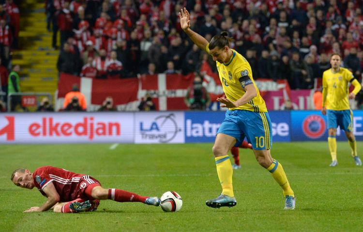 Danmark stillede senest bekendtskab med playoff i november 2015, da Sverige på blandt andet tre mål af Zlatan Ibrahimovic (th.) snuppede pladsen ved EM-slutrunden fra Thomas Kahlenberg og Danmark. 