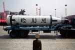 Nordkorea viser et missil frem i en militærparade tidligere på året.  