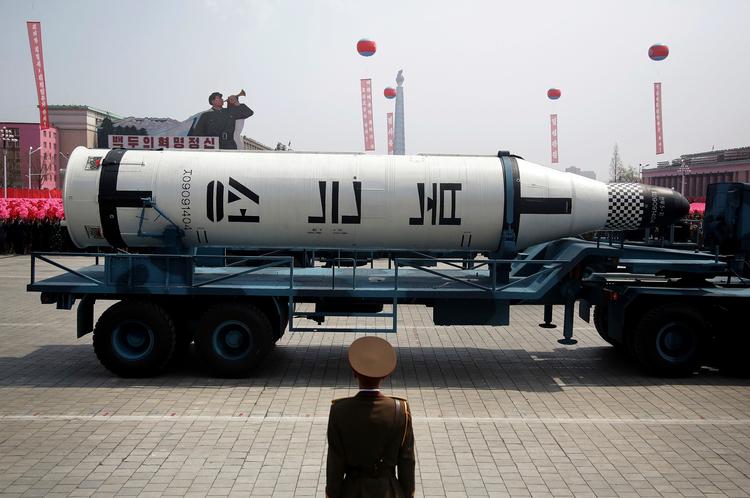 Nordkorea viser et missil frem i en militærparade tidligere på året.  