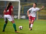 Katrine Veje (th.) og hendes landsholdskolleger kom i sidste øjeblik af sted til Ungarn og vandt sikkert VM-kvalifikationskampen. Nu er der igen tvivl om deres deltagelse.  