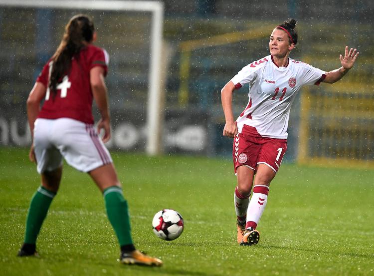 Katrine Veje (th.) og hendes landsholdskolleger kom i sidste øjeblik af sted til Ungarn og vandt sikkert VM-kvalifikationskampen. Nu er der igen tvivl om deres deltagelse.  