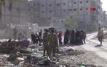 Det er sparsomt med friske billeder fra Raqqa, men her ses civile i den by, som har været IS' magtbase i Syrien. 