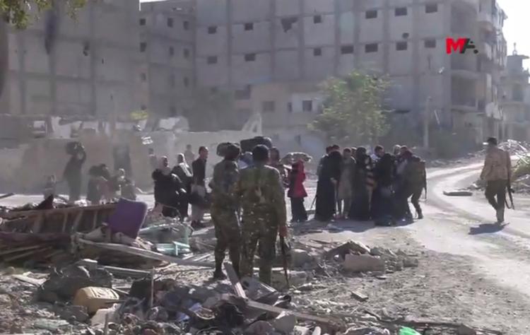 Det er sparsomt med friske billeder fra Raqqa, men her ses civile i den by, som har været IS' magtbase i Syrien. 