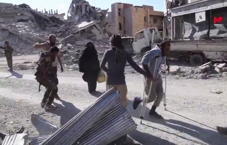 Syriske civile på flugt fra Raqqa. 