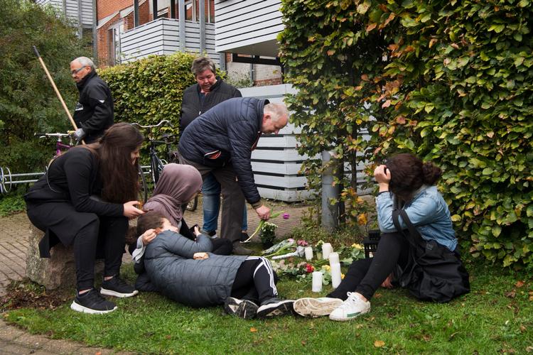 En 16-årig ung mand blev dræbt mandag aften foran sit hjem på Ragnhildgade. 