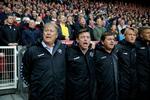 Torsdag holder landstræner Åge Hareide og hans assistent, Jon Dahl Tomasson, strategimøde om, hvordan de skal gribe VM-playoff-kampene mod Irland an - her står de arm i arm inden kampen mod Rumænien. 
