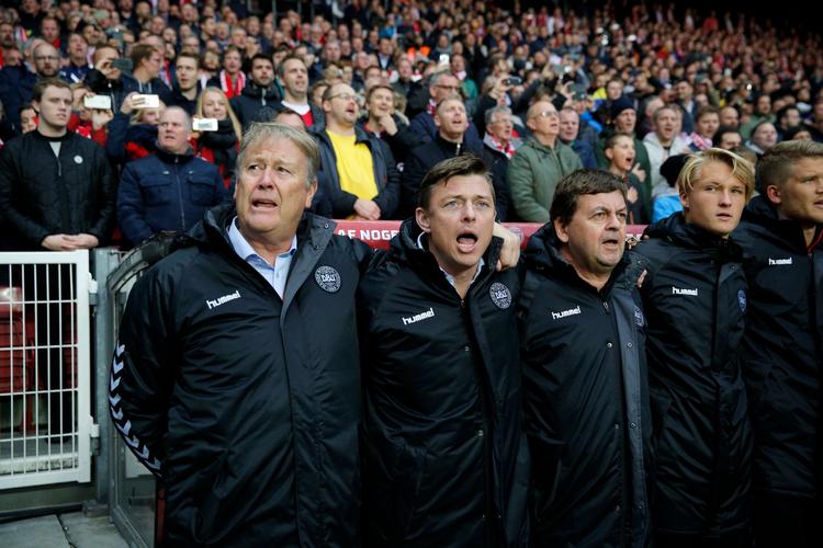Torsdag holder landstræner Åge Hareide og hans assistent, Jon Dahl Tomasson, strategimøde om, hvordan de skal gribe VM-playoff-kampene mod Irland an - her står de arm i arm inden kampen mod Rumænien. 